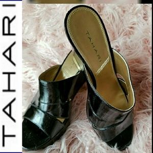 TAHARI WEDGE SHOE IN GOLD HEELS